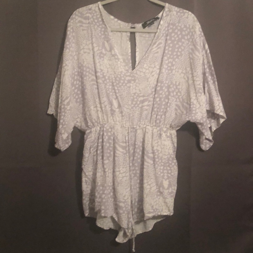Lulus romper size M grey/white shirt w/ pockets